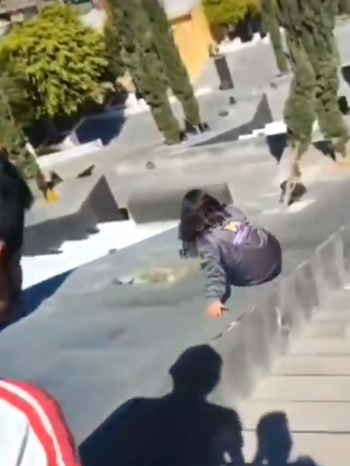 Joven sale volando al usar las escaleras como resbaladilla