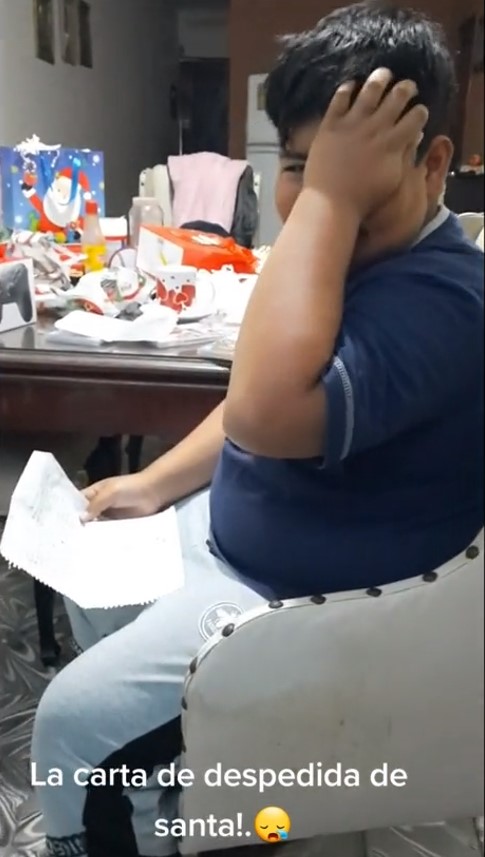 Niño recibe nota de despedida de Santa y rompe en llanto