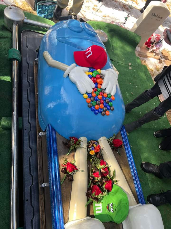 Abuelita es sepultada en ataúd de M&M’s