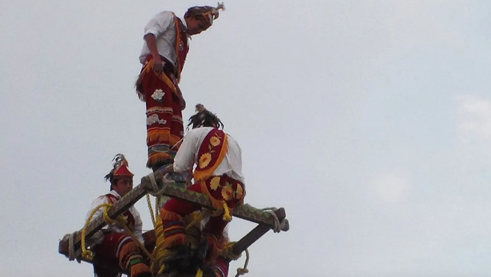Una joven voladora murió tras caer de una altura aproximada de 15 metros, durante la Feria de las Flores en Puebla