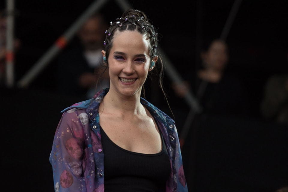 Ximena Sariñana denuncia que agredieron y encerraron a su equipo en la Feria de Texcoco
