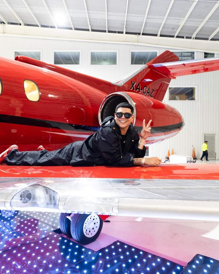 Eduin Caz presume lujoso Jet privado