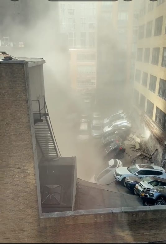 Derrumbe de un estacionamiento en Nueva York deja al menos 1 persona muerta y varios heridos, dicen autoridades