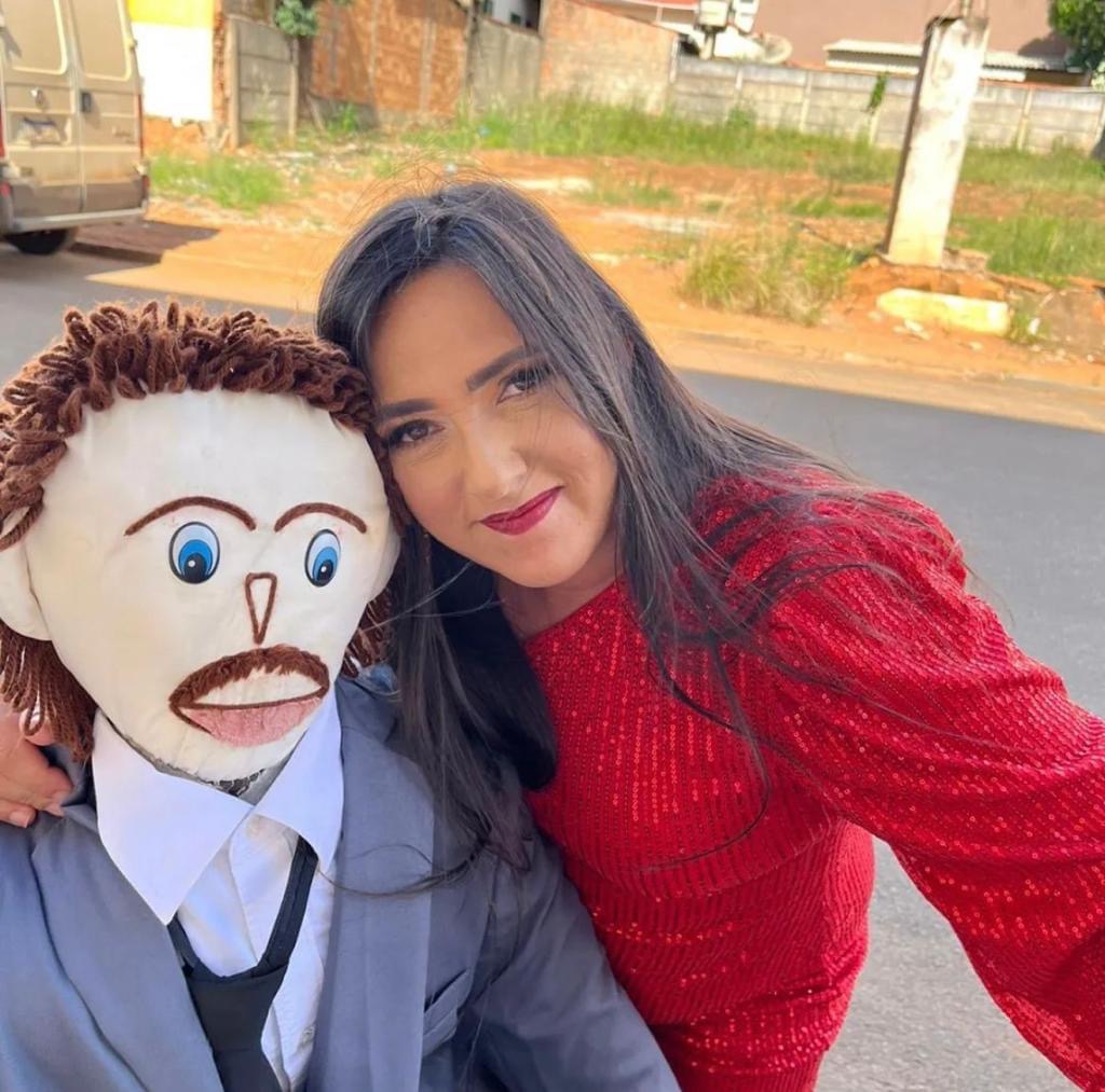 Mujer se casa con muñeco de trapo y asegura estar embarazada por segunda vez