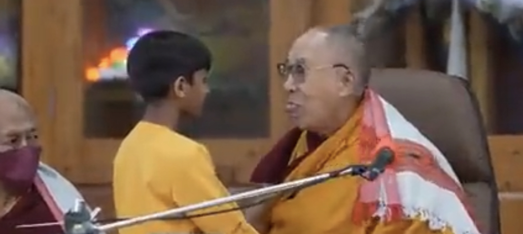 Dalai Lama se disculpa por pedir a un niño que “chupe su lengua”