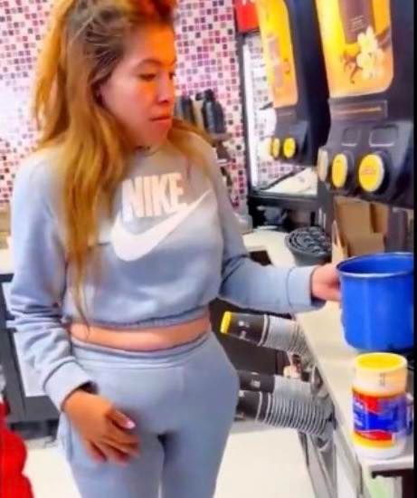 Mujer lleva una olla al Oxxo para servirse café; la llaman «Lady café del Oxxo»