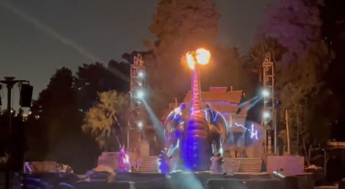Dragón de La Bella Durmiente en parque de Disneyland se incendia
