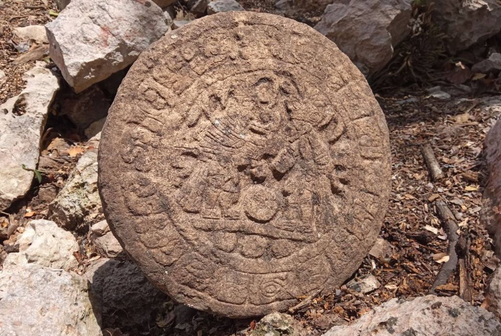 Descubren marcador de piedra de juego de pelota maya con jeroglíficos