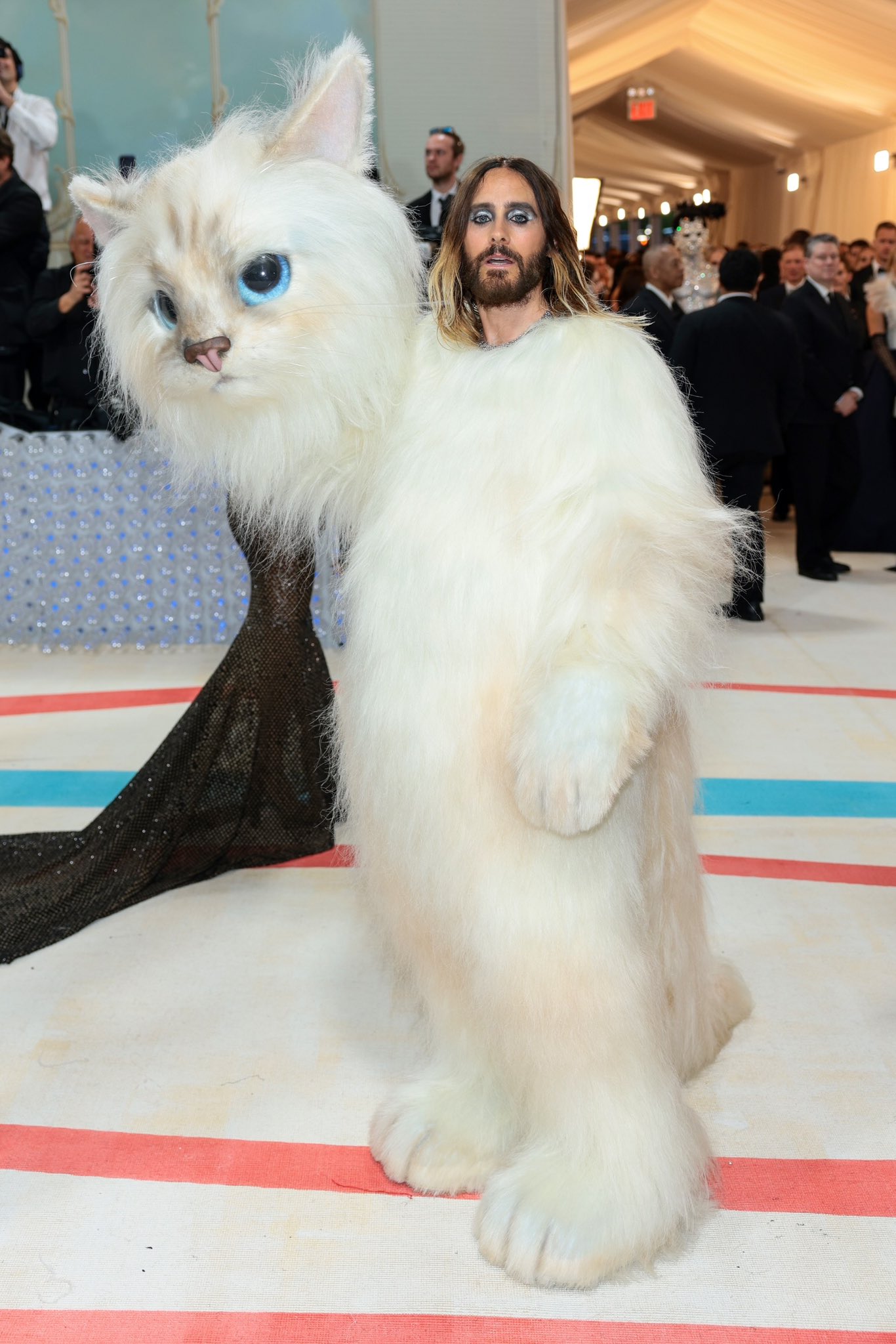 ¡Jared Leto se disfraza de gato en el Met Gala 2023!