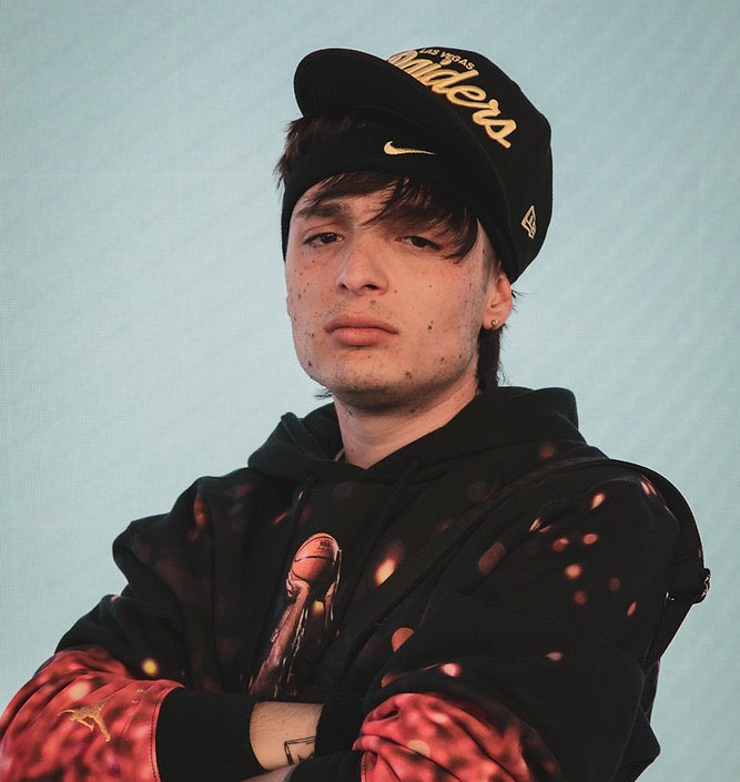 Peso Pluma declara que su música “no es para niños”