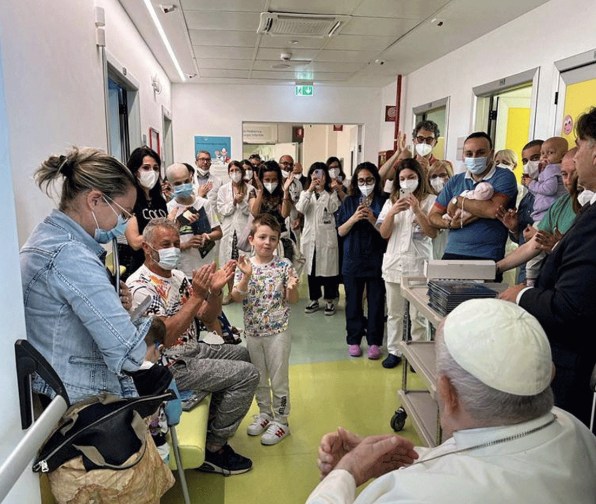 Papa Francisco visitó hospital Gemelli de Roma