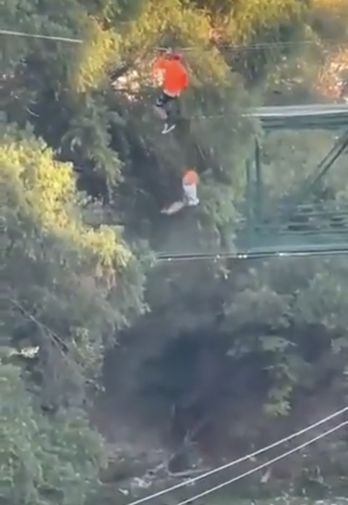 Niño cae de tirolesa en Monterrey