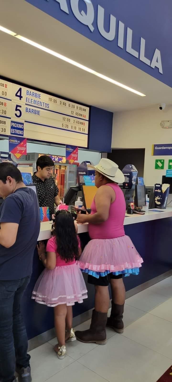 Papá lleva a su hija a ver ‘Barbie’ vestido de rosa