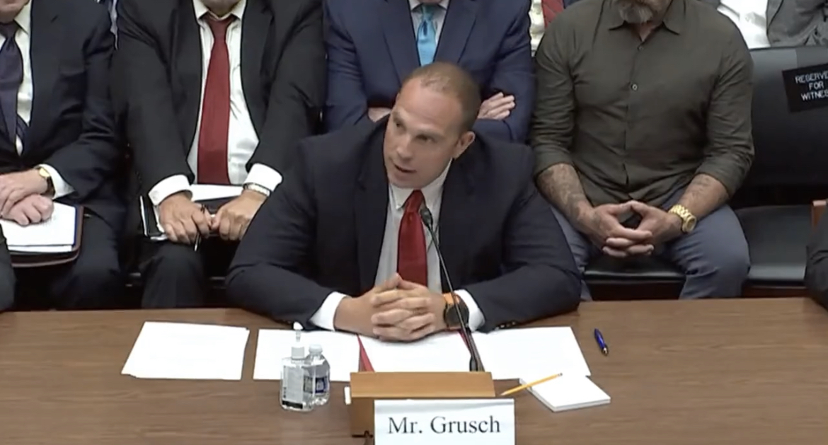 Exmilitar acusa al gobierno de EUA de tener restos de ovnis en su poder