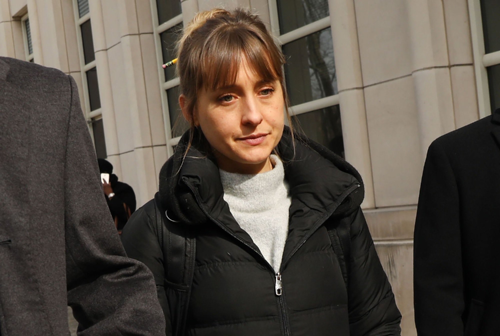 Allison Mack, quien fuera parte de NXIVM, está oficialmente fuera de la cárcel