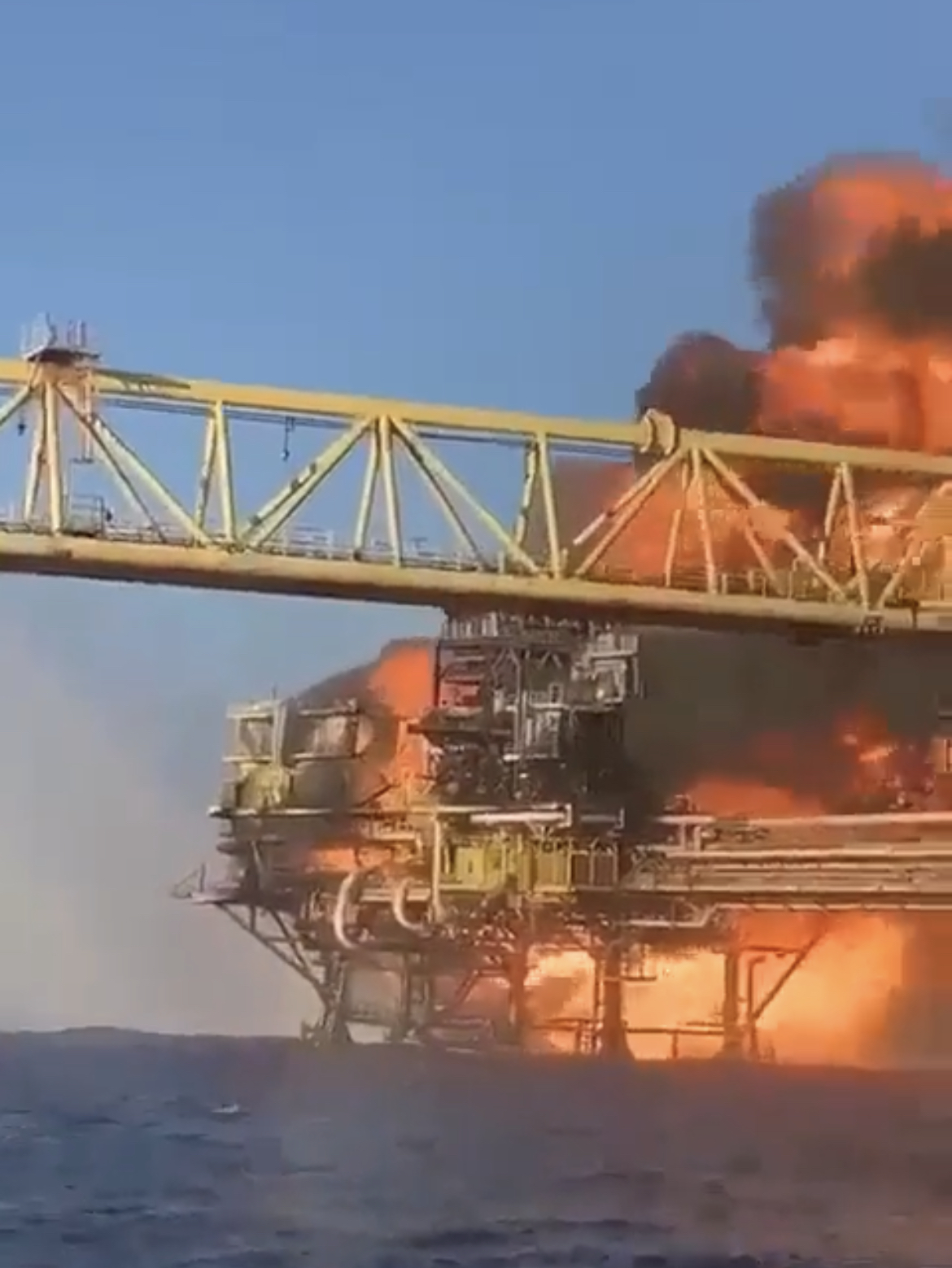 Fuerte explosión en plataforma Nohoch Alfa de Pemex