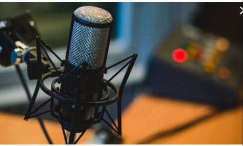 Inicia la era de la radio inteligente; emiten el primer programa presentado por IA.
