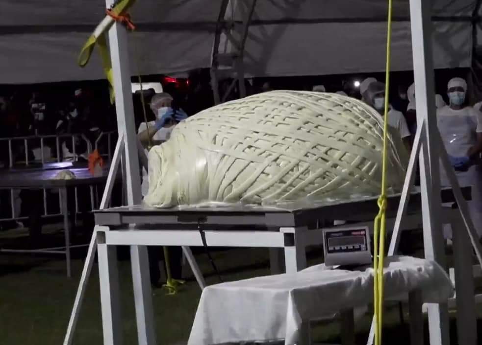 Con 558 kilos, Pijijiapan logra elaborar el quesillo más grande del mundo