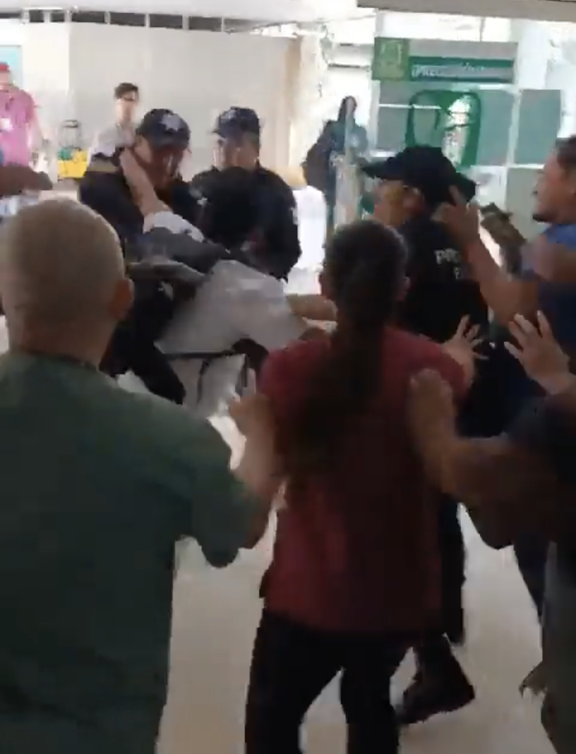 Policías y personal médico se agarran a golpes en Guadalajara