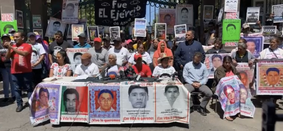 Padres de los 43 normalistas desaparecidos de Ayotzinapa levantan plantón