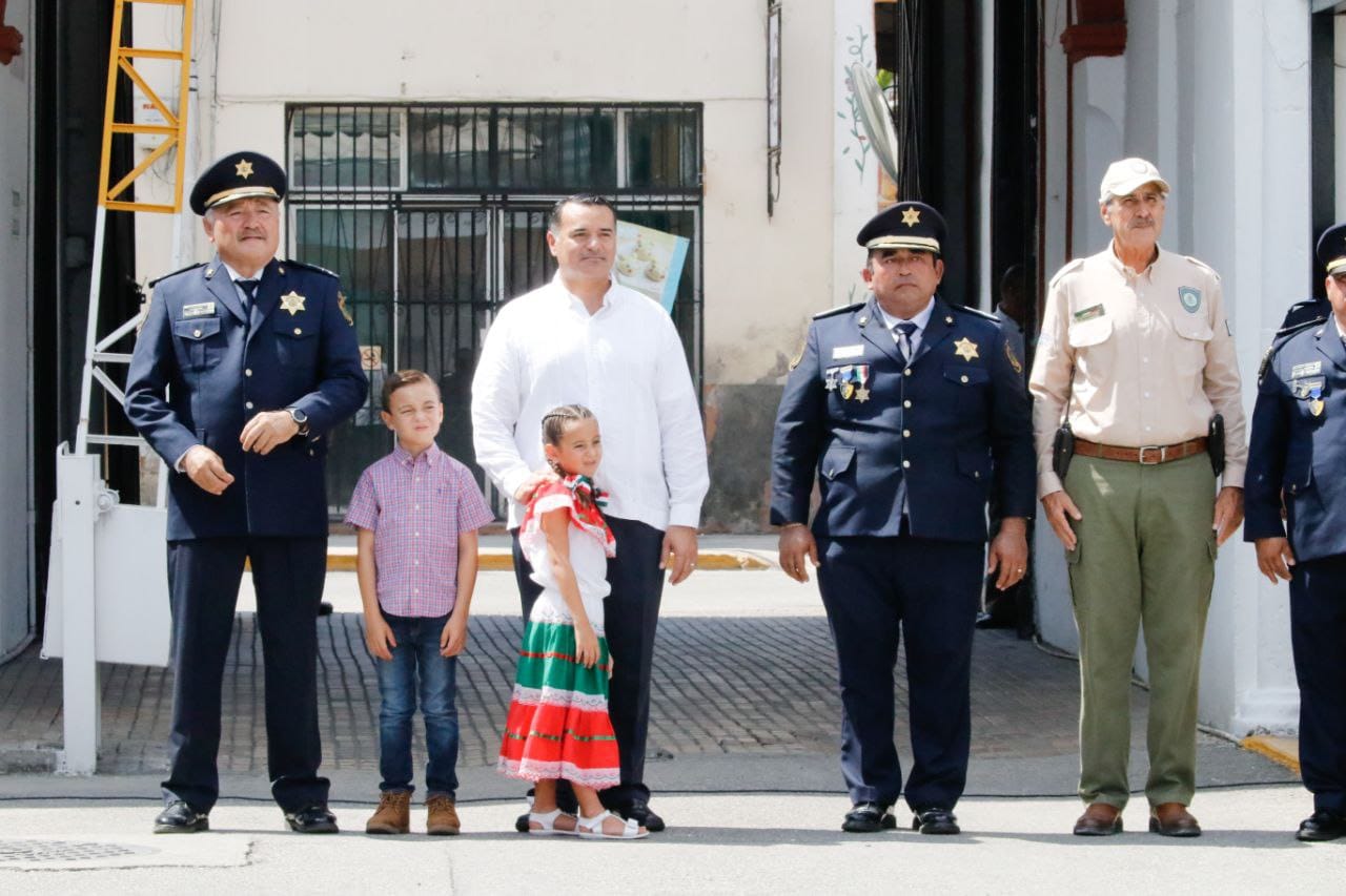 Renán Barrera reconoce a la Policía Municipal por su contribución a la seguridad y su destacada participación en el Desfile Cívico-Militar