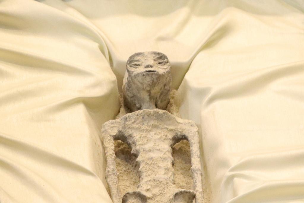 Jaime Maussan llevó al Congreso de México restos de supuestos extraterrestres