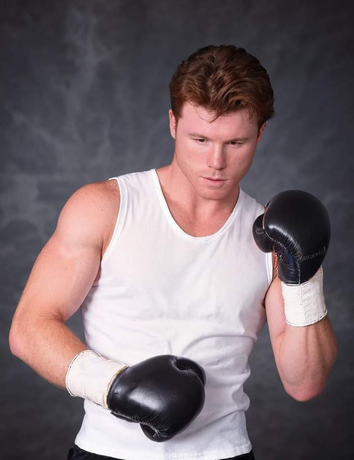 Saúl ‘Canelo’ Álvarez se unió al trend noventero con AI Yearbook College