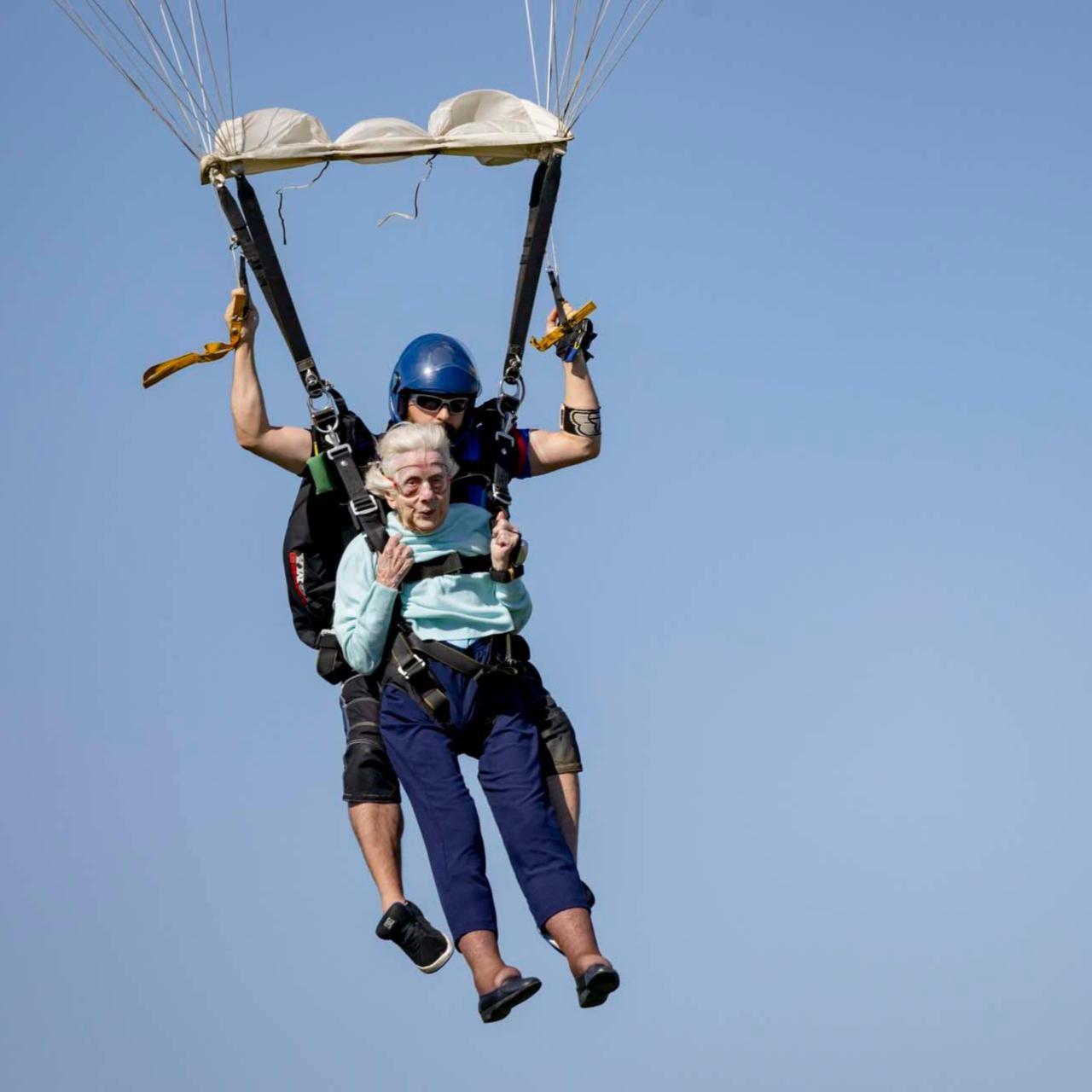 Dorothy Hoffner, la mujer más longeva en saltar en paracaídas con 104 años