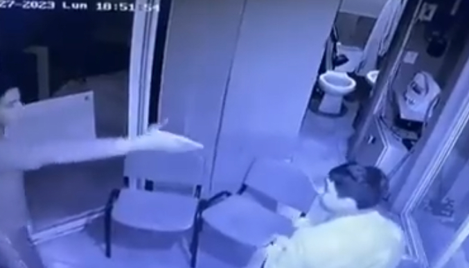 Joven golpea a guardia de seguridad en Puebla