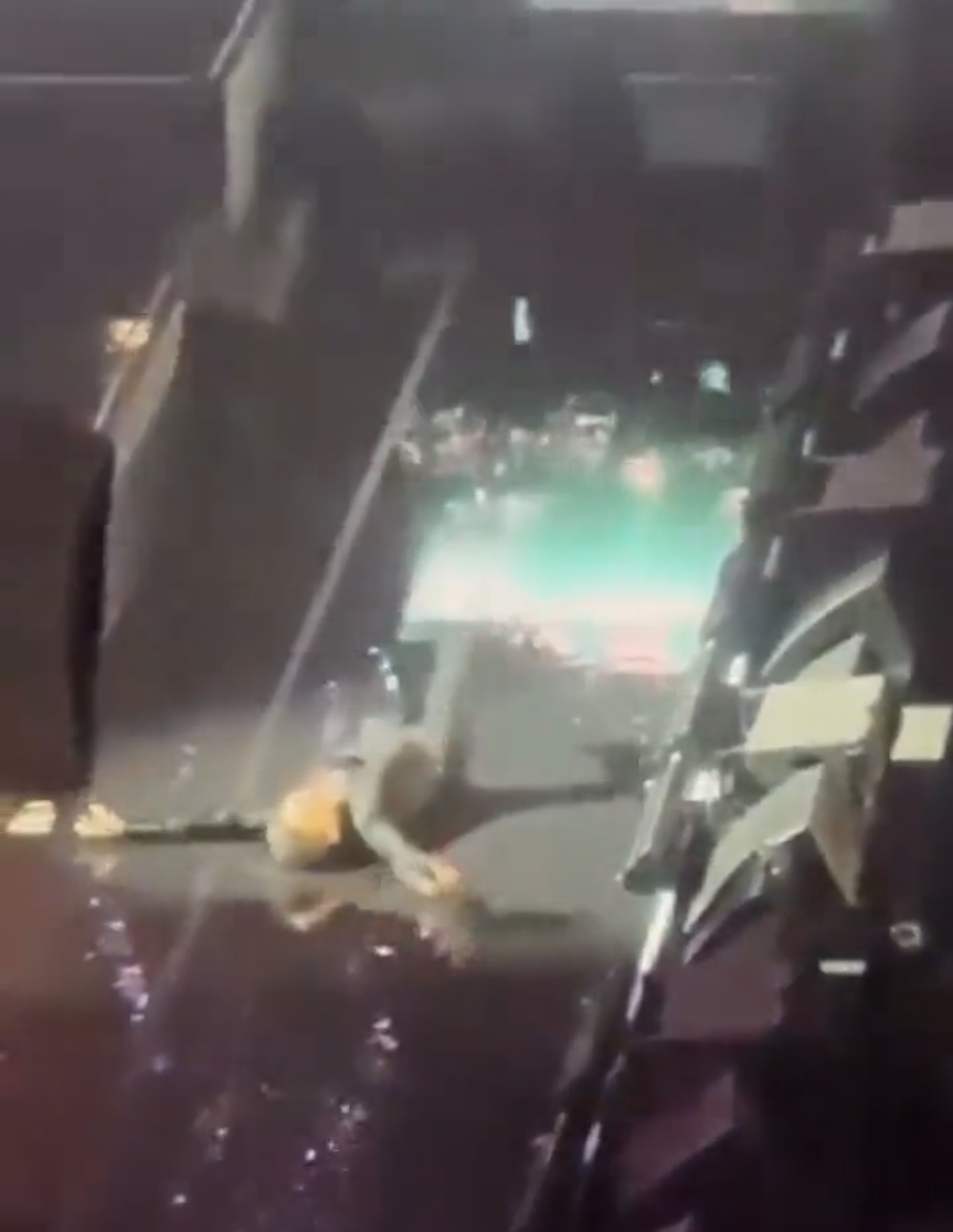 ¡Auch! Luis Miguel se cae en pleno concierto