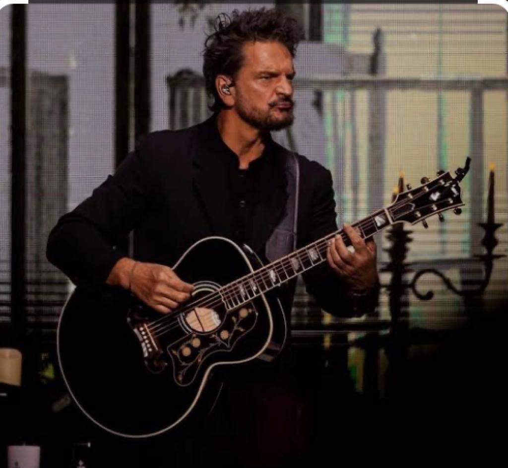 El cantante Ricardo Arjona anunció su retiro temporal de los escenarios y de la música debido a problemas de salud.