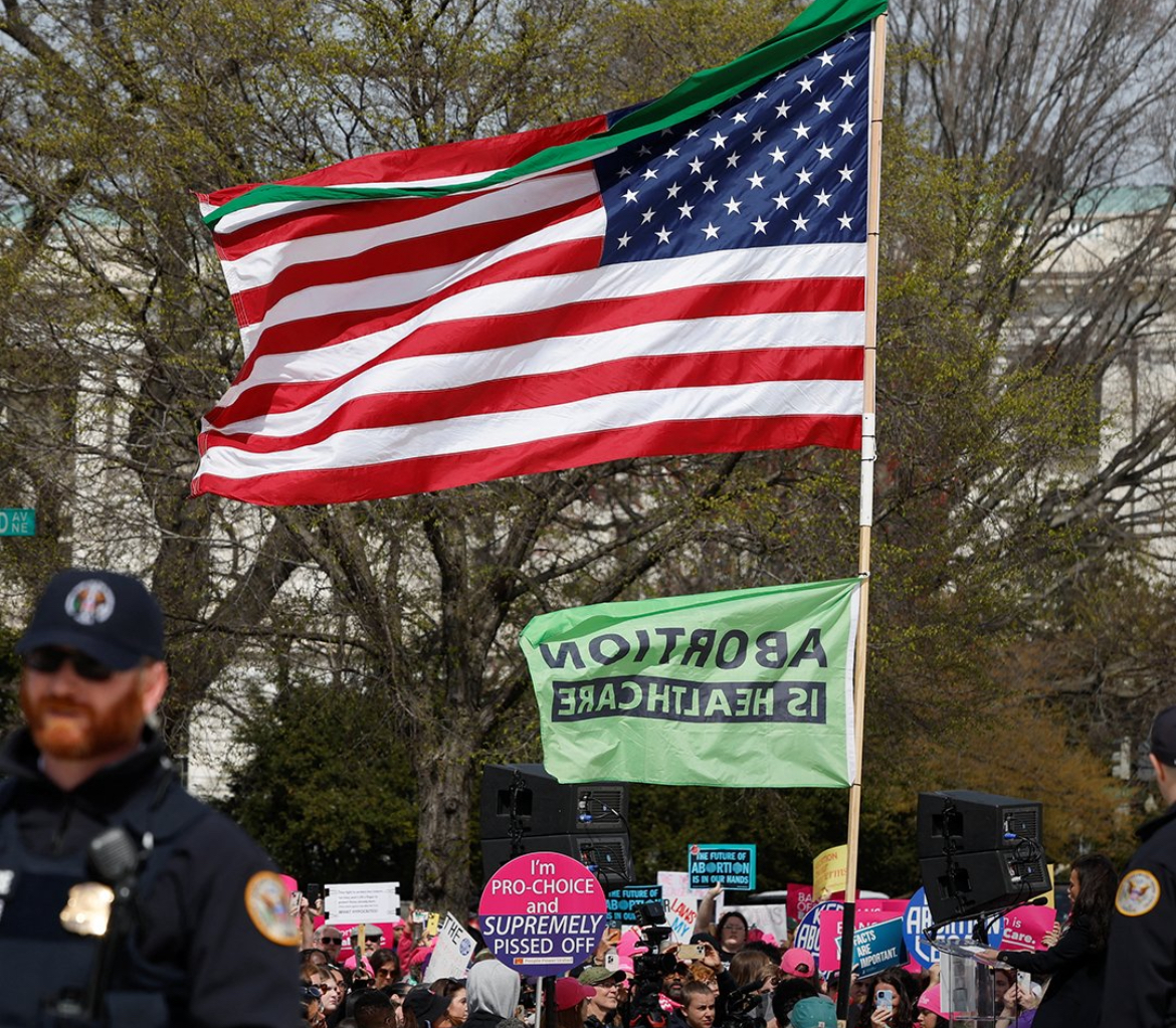Cientos se manifiestan a favor de uso de la píldora abortiva en Estados Unidos