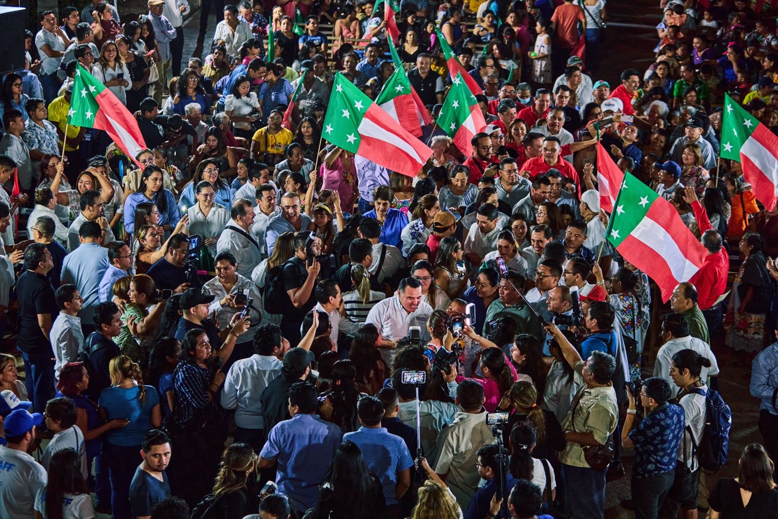 Miles de simpatizantes apoyan la propuesta de Renán Barrera de abatir la pobreza