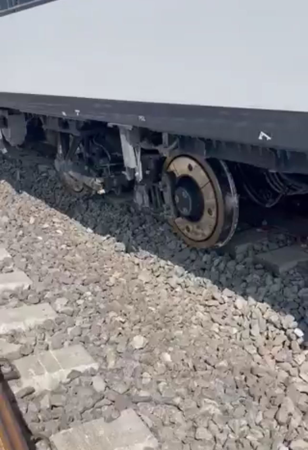 Se descarrila el Tren Maya en la estación de Tixkokob.