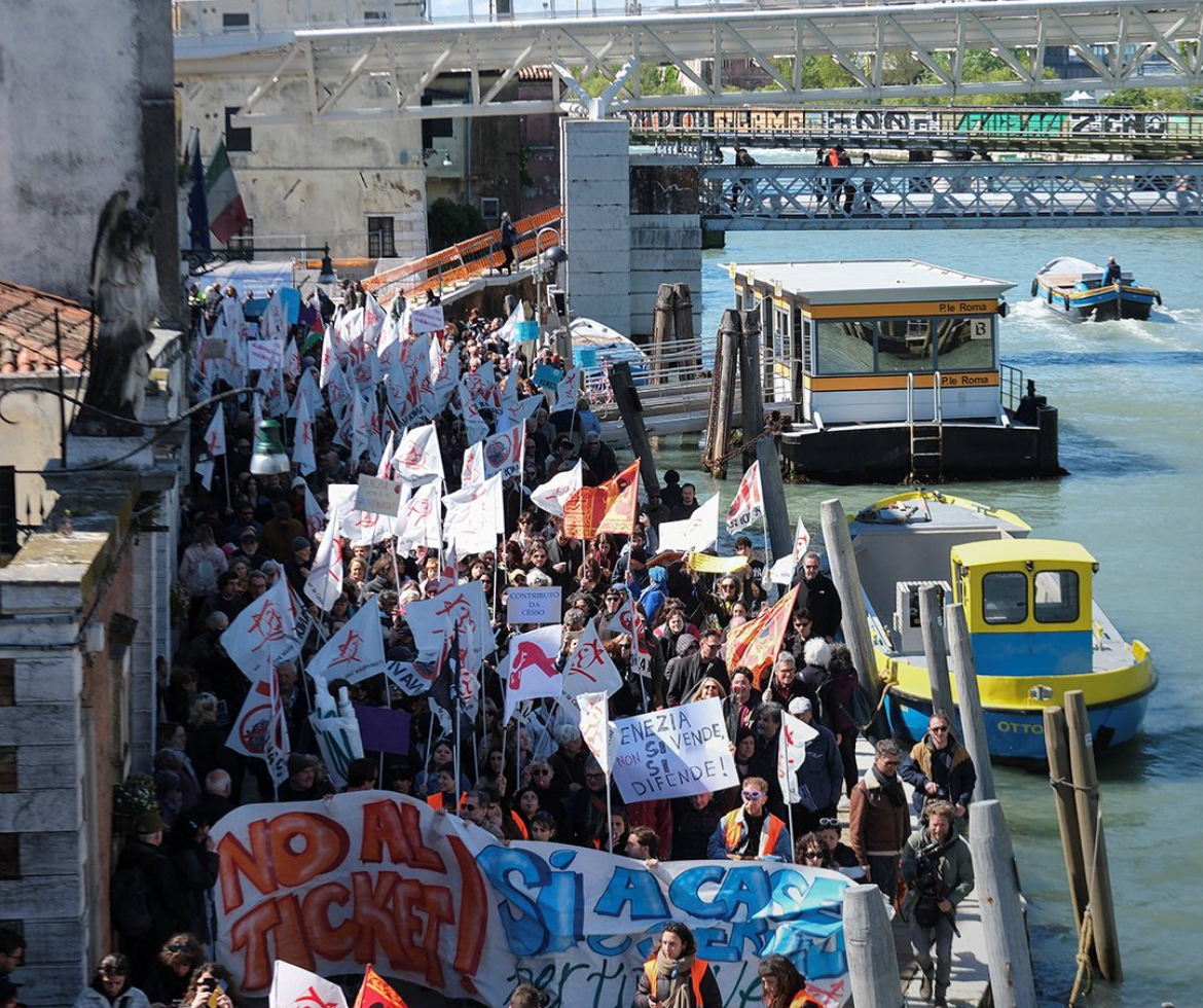 Protesta contra sistemas de pago a turistas en Venecia