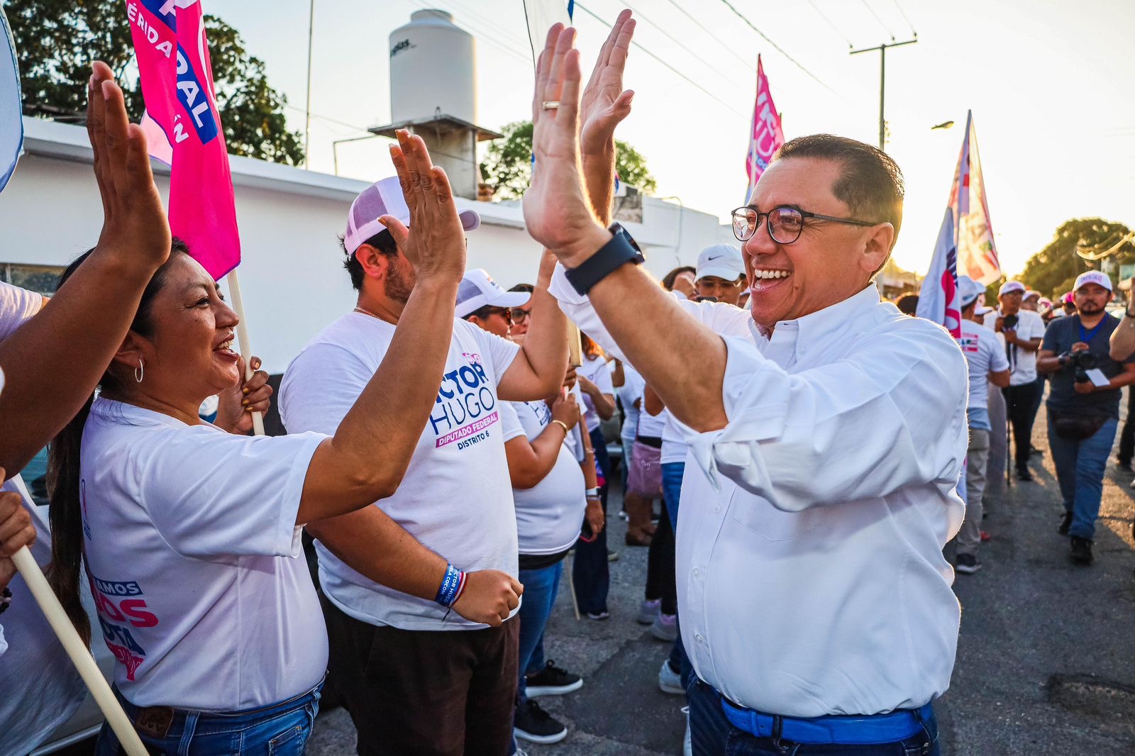 En dos meses de campaña, Víctor Hugo recorre más de 70 colonias del Distrito 6 Federal