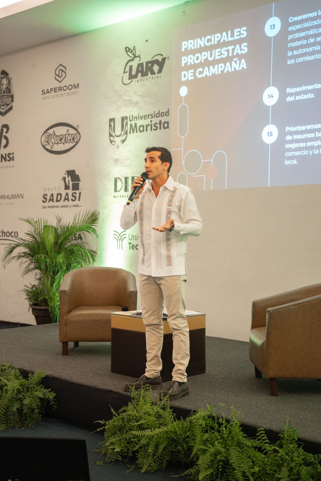 Rommel Pacheco dialoga con asociados de COPARMEX Mérida