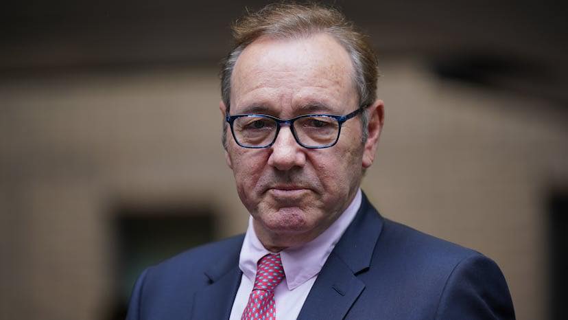 Kevin Spacey llora y revela que “su casa está en venta en una subasta.”