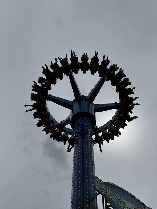 Rescatan a 28 personas que quedaron atrapadas en una atracción