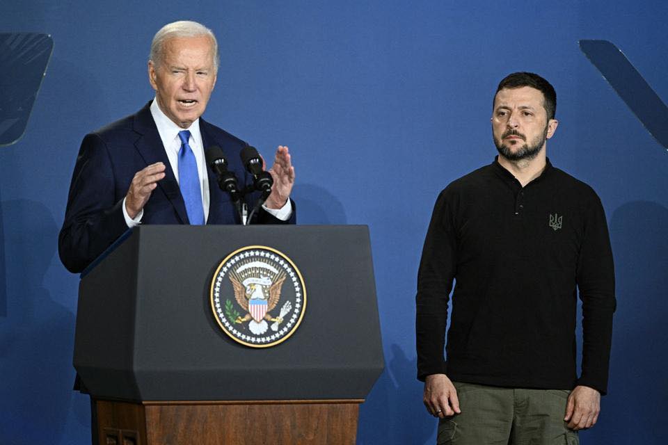Joe Biden presenta a Zelenski como Putin