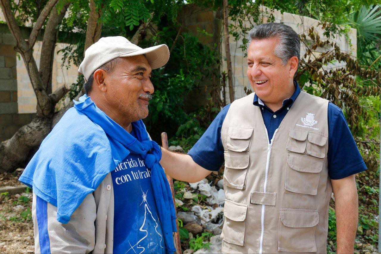Trabajos de bacheo en la comisaría de Cholul