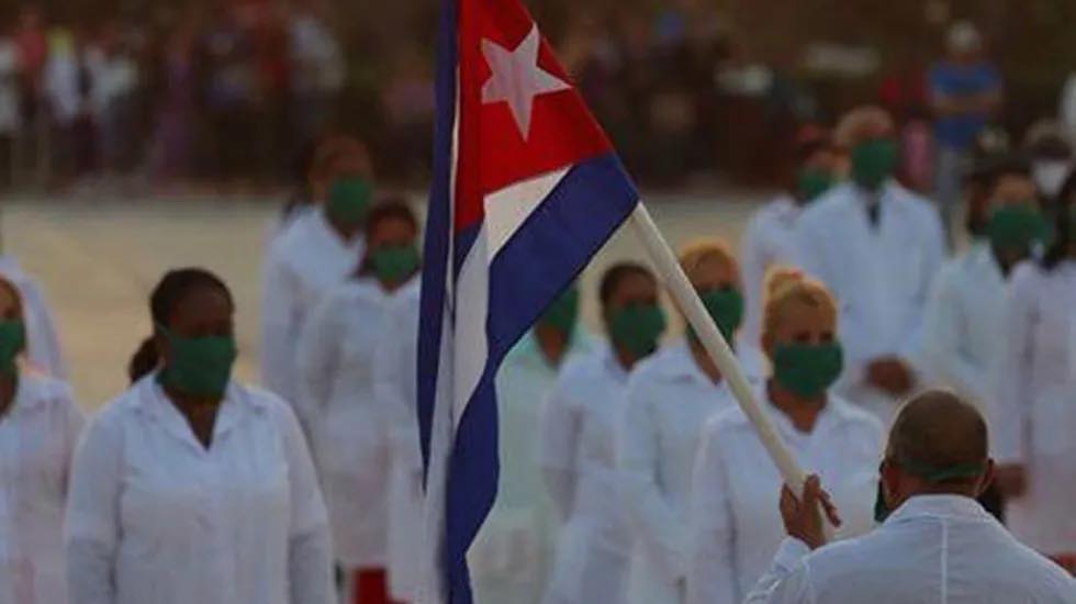 Casi 3 mil médicos cubanos llegarán a México para cubrir vacantes de medicina interna, pediatría y medicina de urgencias.