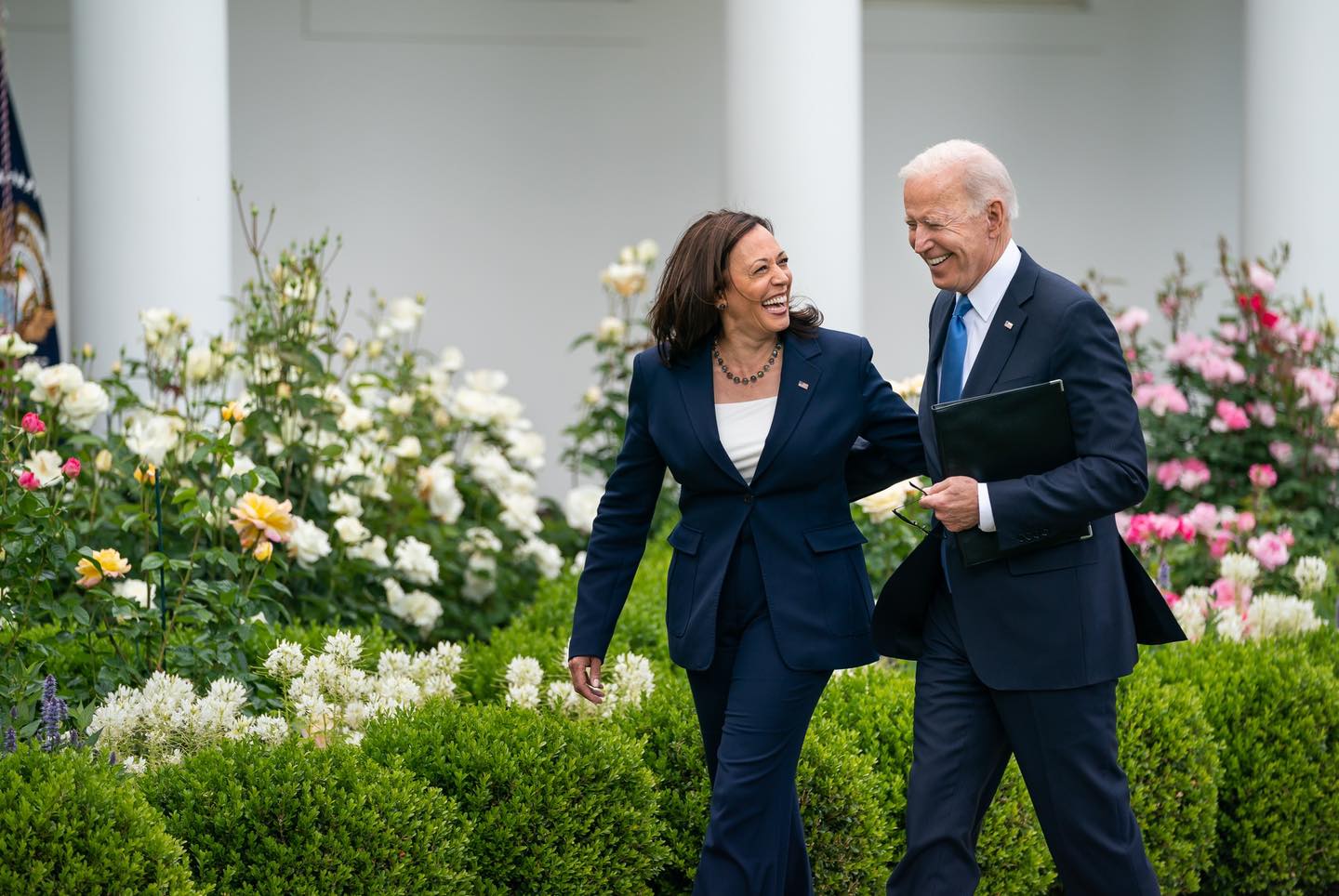 Biden respalda a Kamala Harris para que sea la candidata demócrata