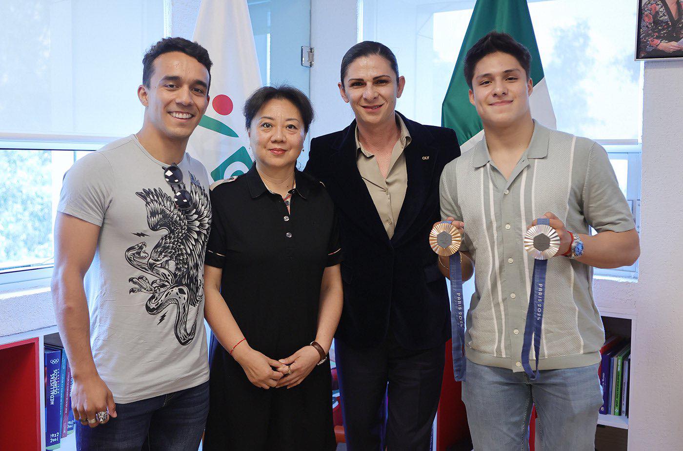 Medallistas olímpicos se reúnen con Ana Gabriela Guevara