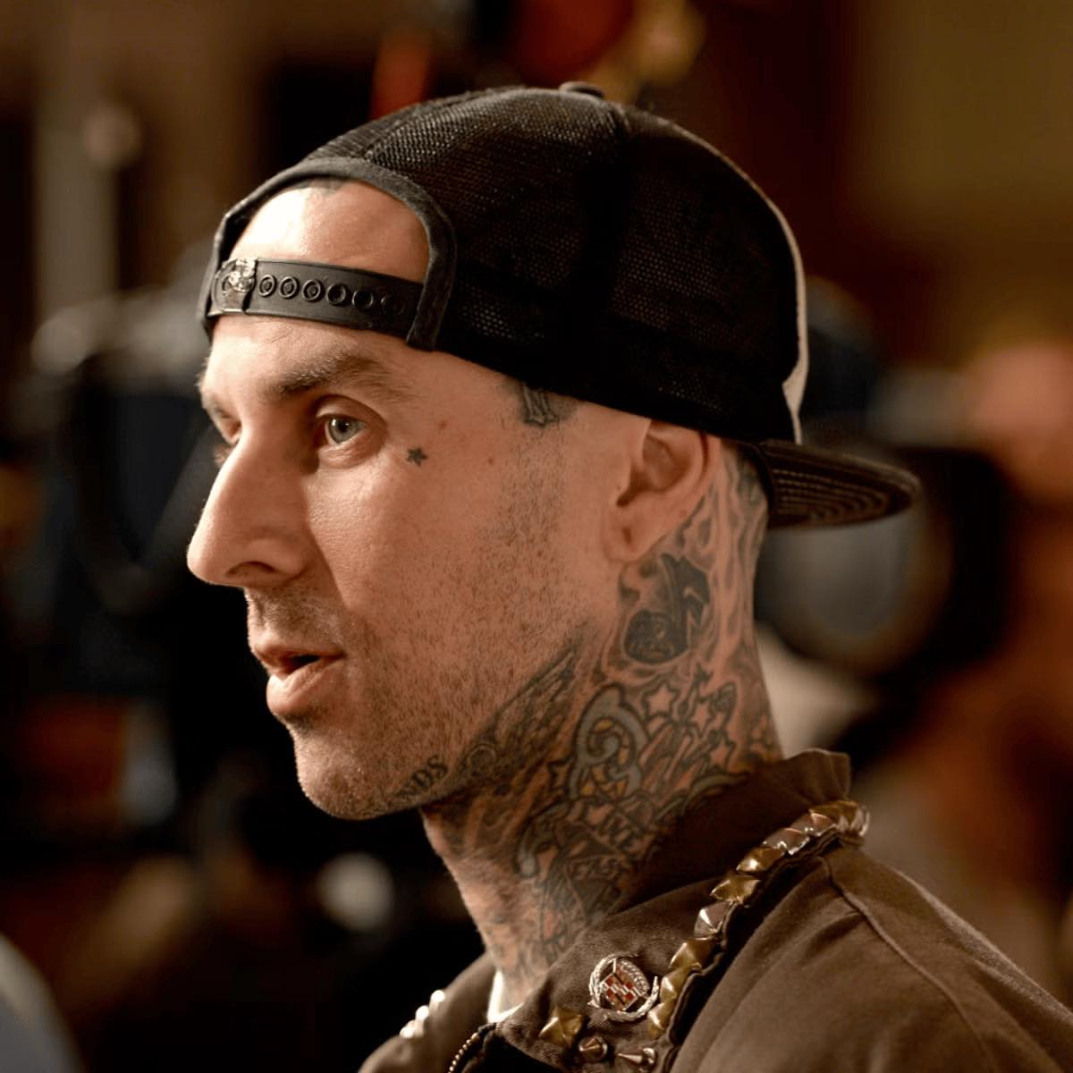 Travis Barker vende Dr. Simi que fan le regaló en Monterrey