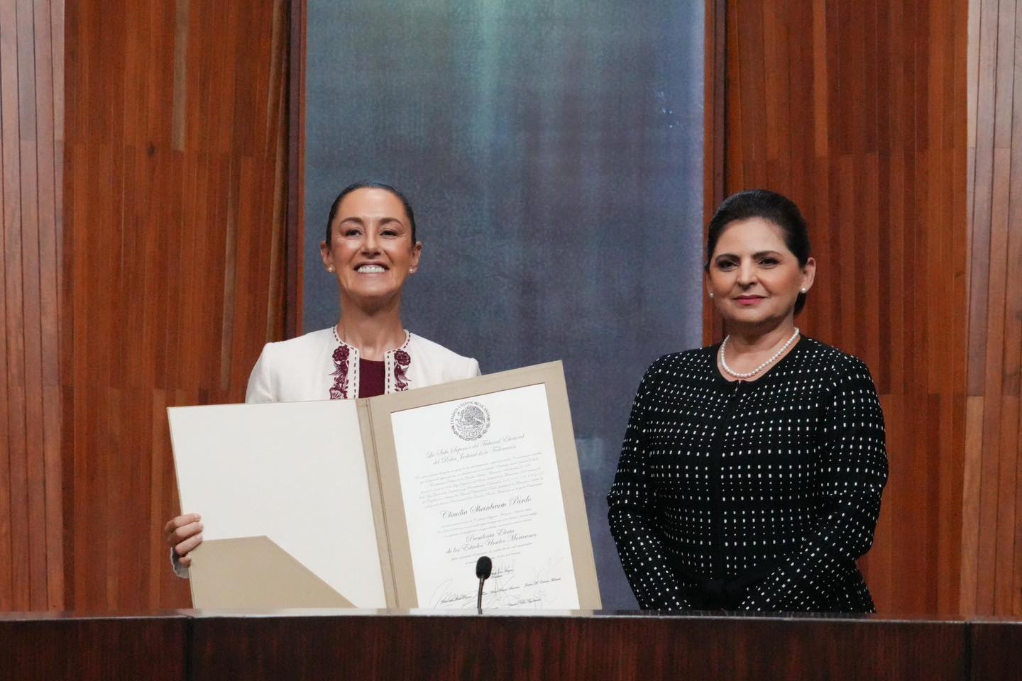 Dra. Claudia Sheinbaum recibe constancia