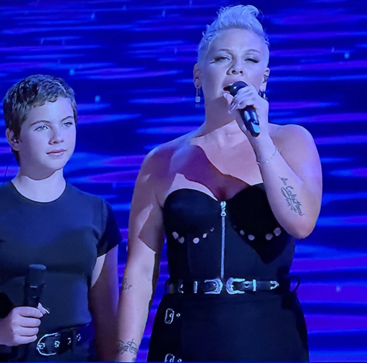 Pink se presenta en el cierre de la Convención Nacional Demócrata en EU