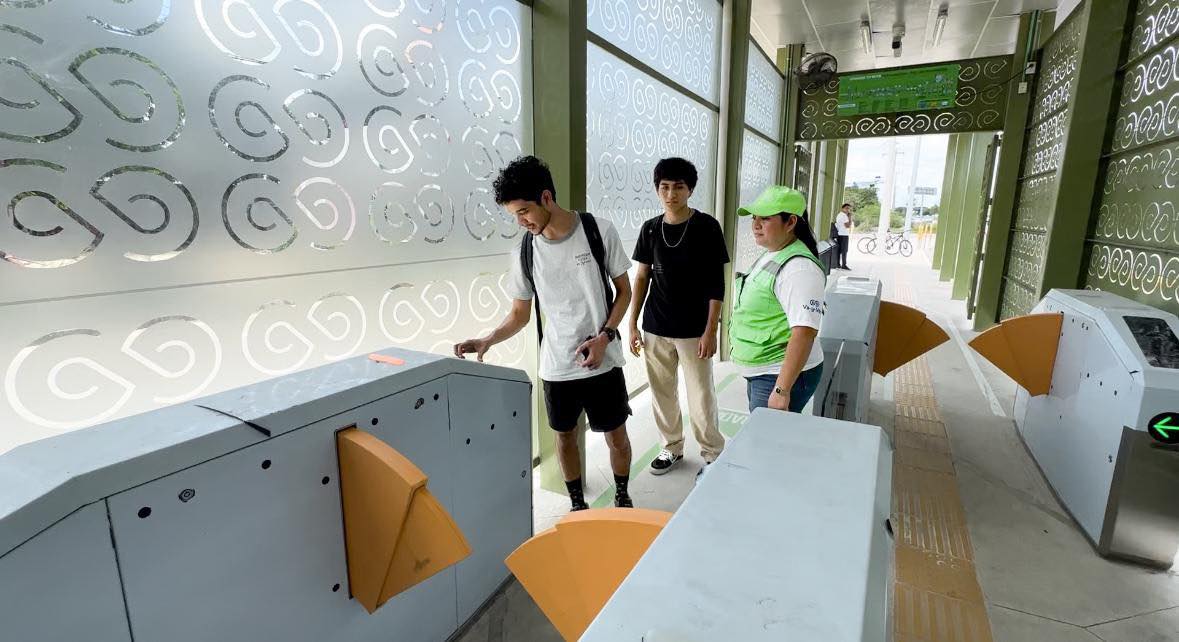 Usuarios comienzan a utilizar los nuevos validadores de la Estación del Ie-tram en la Facultad de Ingeniería
