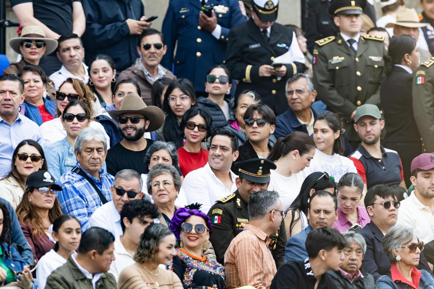 Captan a Christian Nodal y Ángela Aguilar en el pasado desfile militar.