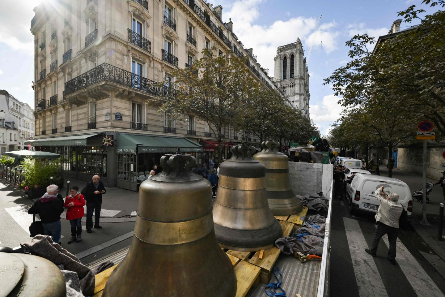 Las campanas han regresado a la catedral de Notre Dame de París, justo a tiempo para la reapertura del monumento medieval.